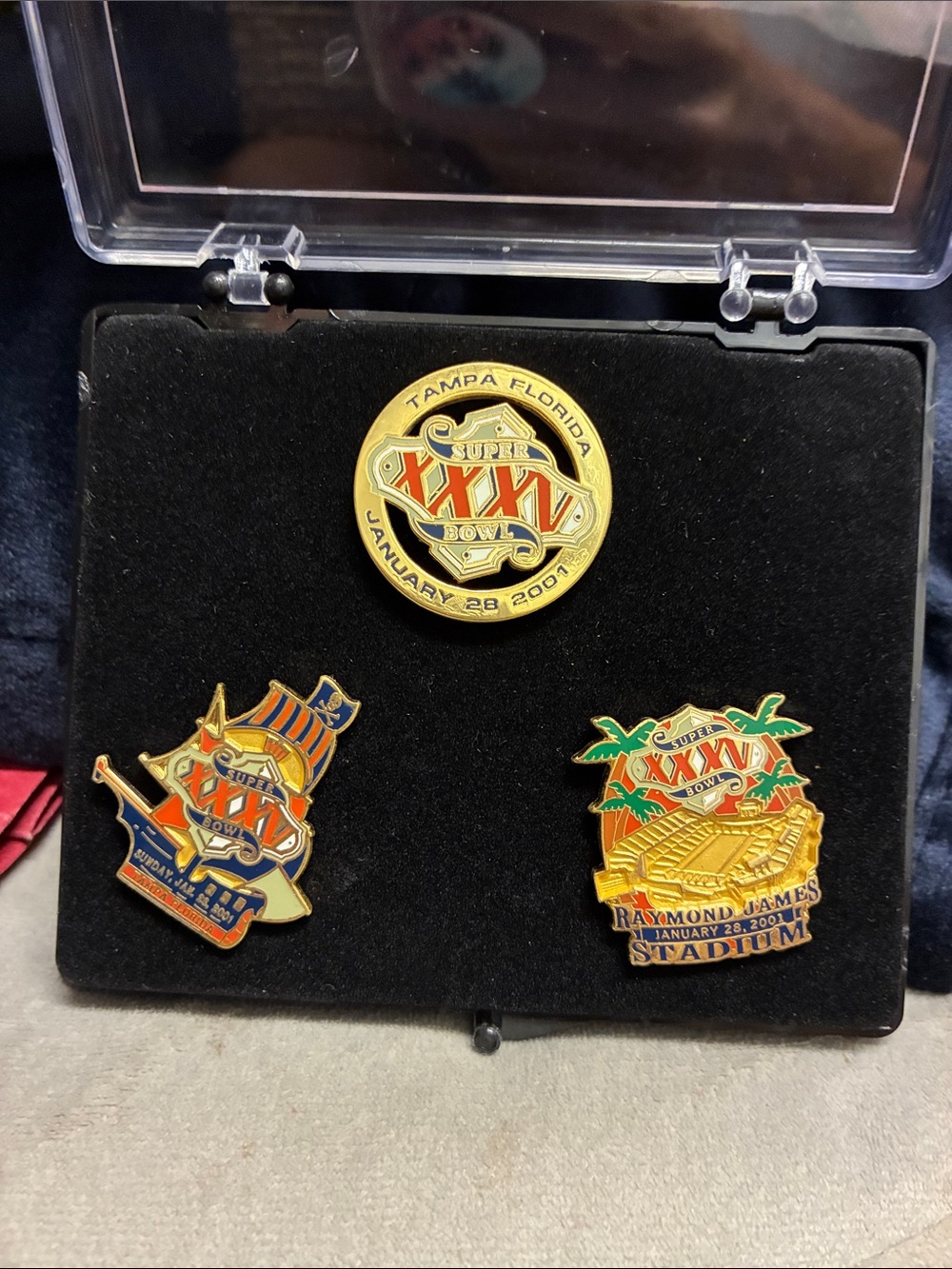 Tampa Bay Buccaneers Super Bowl XXXV Commemorative Pin Set of 3.